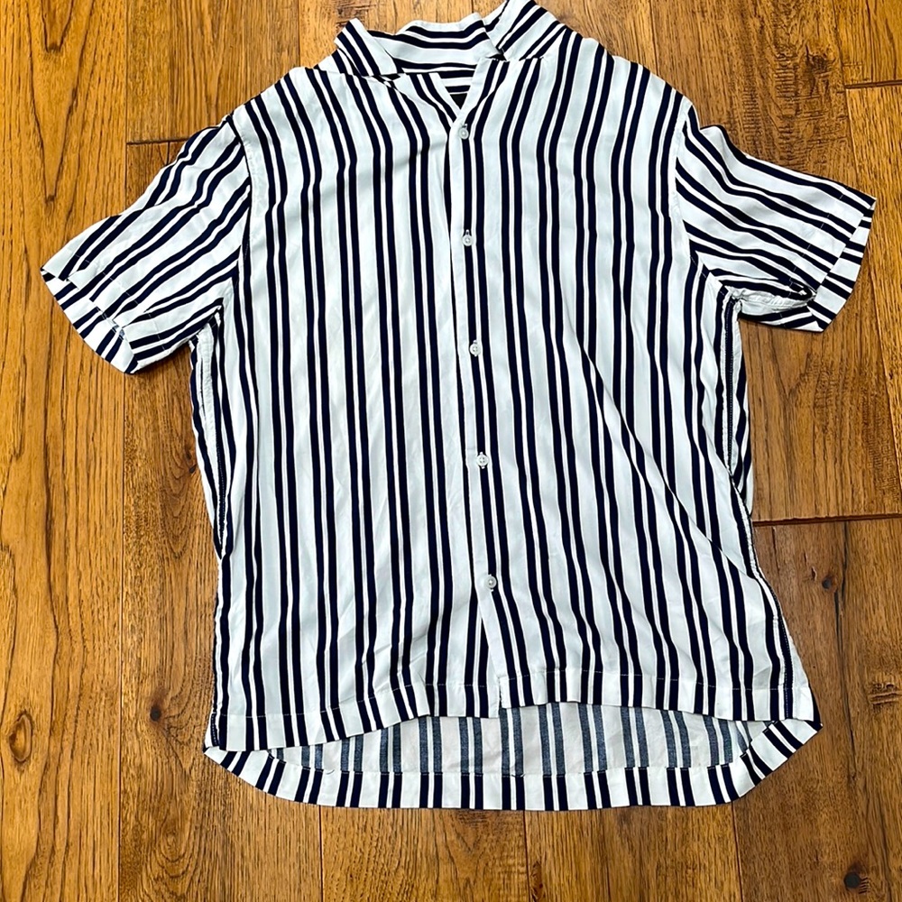 H&M striped White and navy blue collared button down shirt